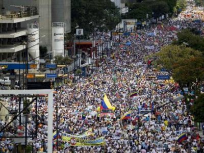 Venezuelan supporters tell British publication 'The Guardian' why they're protesting against the government. (Photo Credit: www.dajle.com) 