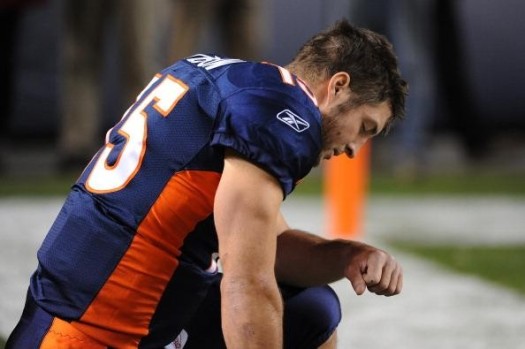 Former NFL player and devout Christian Tim Tebow kneels in prayer during a football game. (Google Images)