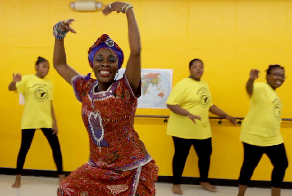 The Founder of the Kúkátónón Organization Liberian Native Rolia Manyongai-Jones performing dance. (Photo Credit: http://www.opb.org)